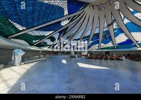 Intérieur de la cathédrale romaine de Brasilia ou cathédrale métropolitaine de notre-Dame d'Aparecida, conçu par Oscar Niemeyer, site du patrimoine mondial, Brasilia, Banque D'Images