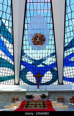 Plafond en vitraux, cathédrale romaine de Brasilia ou cathédrale métropolitaine notre-Dame d'Aparecida, conçu par Oscar Niemeyer, site du patrimoine mondial Banque D'Images