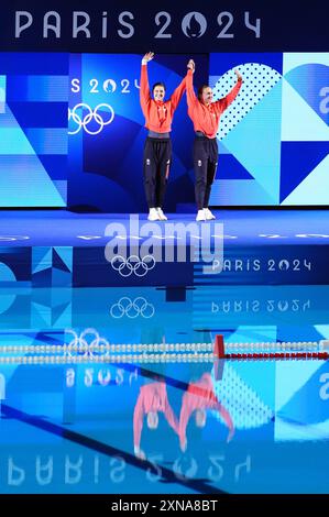 La Grande-Bretagne Andrea Spendolini-Sirieix et lois Toulson avant la finale de la plate-forme synchronisée féminine au 10m au Centre aquatique, le cinquième jour des Jeux Olympiques de Paris 2024 en France. Date de la photo : mercredi 31 juillet 2024. Banque D'Images