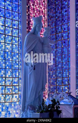 Statue de la Vierge Marie et du Saint enfant, église Don Bosco, conçue par Carlos Alberto Naves, site du patrimoine mondial, Brasilia, district fédéral, Brésil Banque D'Images