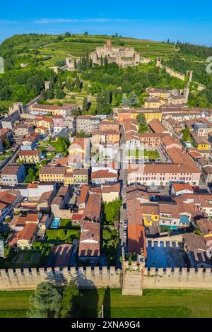 Vue aérienne du château Scaligero de Soave en été. Vérone district, Vénétie, Italie, Europe. Banque D'Images