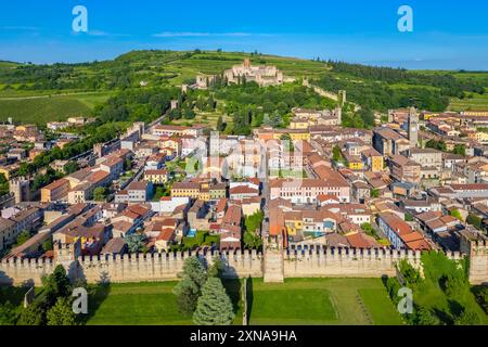 Vue aérienne du château Scaligero de Soave en été. Vérone district, Vénétie, Italie, Europe. Banque D'Images