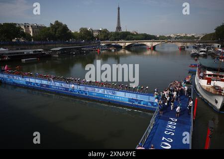 Paris, France. 31 juillet 2024. Jeux olympiques, Paris 2024, triathlon, distance olympique (1,5 km de natation, 40 km de vélo, 10 km de course), hommes, les athlètes au départ. Crédit : Jan Woitas/dpa/Alamy Live News Banque D'Images