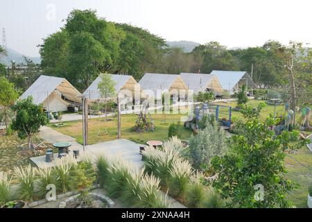 Photo d'un hébergement de style tente appelé Suk Farm Glamping dans la province de Saraburi, Thaïlande. Banque D'Images