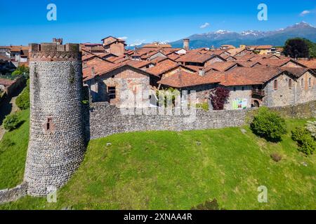 Vue aérienne du Ricetto di Candelo médiéval, utilisé comme refuge en temps d'attaque au moyen âge. Biella, Piémont, Italie. Banque D'Images