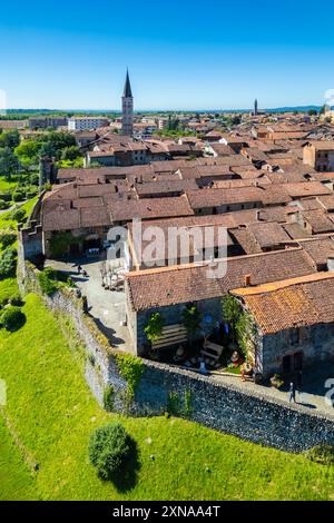 Vue aérienne du Ricetto di Candelo médiéval, utilisé comme refuge en temps d'attaque au moyen âge. Biella, Piémont, Italie. Banque D'Images