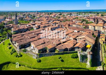 Vue aérienne du Ricetto di Candelo médiéval, utilisé comme refuge en temps d'attaque au moyen âge. Biella, Piémont, Italie. Banque D'Images