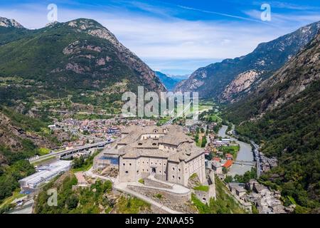 Vue aérienne de l'imposante forteresse de forte di Bard en été. Barde, Vallée d'Aoste, Italie, Europe. Banque D'Images