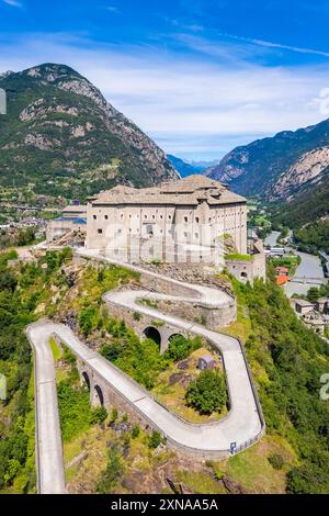 Vue aérienne de l'imposante forteresse de forte di Bard en été. Barde, Vallée d'Aoste, Italie, Europe. Banque D'Images