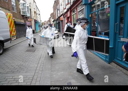 Les enquêteurs légistes de la police pénètrent dans un bâtiment désaffecté à Fore Bondgate, Bishop Auckland dans le comté de Durham, après qu'un squelette d'un bébé ait été trouvé sous les planches du plancher par des entrepreneurs travaillant sur une rénovation immobilière. Date de la photo : mercredi 31 juillet 2024. Banque D'Images