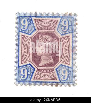 Un timbre-poste vintage Queen Victoria 9d de Grande-Bretagne sur fond blanc. Banque D'Images