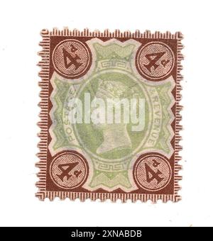 Un timbre-poste vintage Queen Victoria 4d de Grande-Bretagne sur fond blanc. Banque D'Images