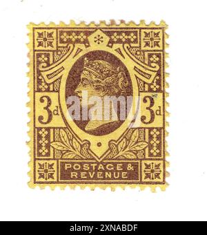 Un timbre-poste vintage Queen Victoria 3d de Grande-Bretagne sur fond blanc. Banque D'Images