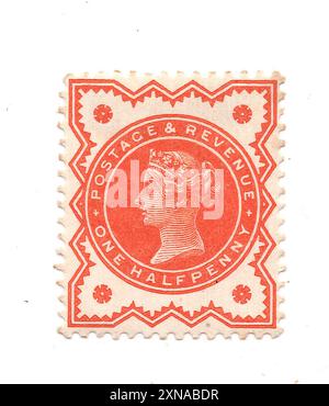 Un timbre-poste orange vintage Queen Victoria demi-penny de Grande-Bretagne sur fond blanc. Banque D'Images