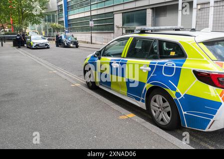 Southend on Sea, Essex, Royaume-Uni. 31 juillet 2024. La police est sur les lieux d'une zone enregistrée à l'extérieur de la gare de Southend Central après une activité de crime au couteau la veille. Huit personnes ont été arrêtées et de graves blessures ont été signalées à la suite de troubles violents sur le front de mer et autour de High Street à Southend. Les vidéos partagées sur les réseaux sociaux dépeignaient des jeunes avec des machettes. Sept armes ont été saisies. La police d'Essex a déclaré qu'un ordre de dispersion de la section 60 resterait en place à Southend-on-Sea jusqu'à 20h00 BST mercredi après le désordre de mardi soir Banque D'Images