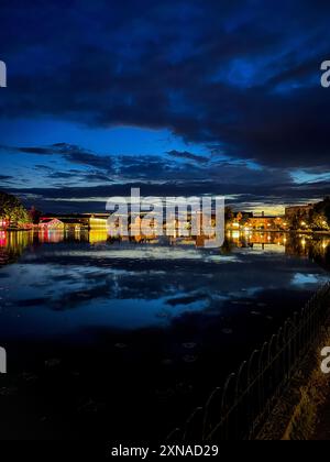 L'horizon de la Suède. Une photo de nuit avec des reflets aquatiques pittoresques, mettant en scène des maisons au bord de la rivière Melaren. Eskilstuna. Banque D'Images