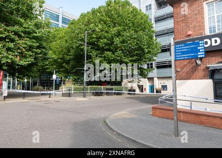 Southend on Sea, Essex, Royaume-Uni. 31 juillet 2024. La police est sur les lieux d'une zone enregistrée à l'extérieur de la gare de Southend Central après une activité de crime au couteau la veille. Huit personnes ont été arrêtées et de graves blessures ont été signalées à la suite de troubles violents sur le front de mer et autour de High Street à Southend. Les vidéos partagées sur les réseaux sociaux dépeignaient des jeunes avec des machettes. Sept armes ont été saisies. La police d'Essex a déclaré qu'un ordre de dispersion de la section 60 resterait en place à Southend-on-Sea jusqu'à 20h00 BST mercredi après le désordre de mardi soir Banque D'Images