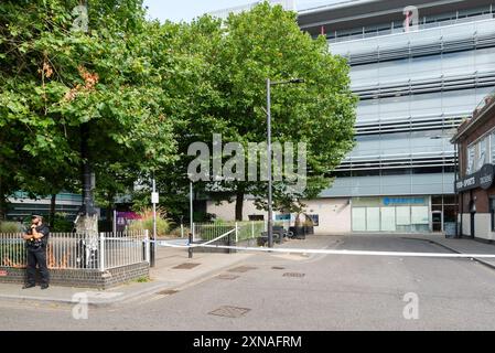 Southend on Sea, Essex, Royaume-Uni. 31 juillet 2024. La police est sur les lieux d'une zone enregistrée à l'extérieur de la gare de Southend Central après une activité de crime au couteau la veille. Huit personnes ont été arrêtées et de graves blessures ont été signalées à la suite de troubles violents sur le front de mer et autour de High Street à Southend. Les vidéos partagées sur les réseaux sociaux dépeignaient des jeunes avec des machettes. Sept armes ont été saisies. La police d'Essex a déclaré qu'un ordre de dispersion de la section 60 resterait en place à Southend-on-Sea jusqu'à 20h00 BST mercredi après le désordre de mardi soir Banque D'Images