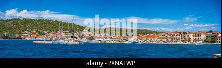 Vela Luka, Croatie - 4 juillet 2024 : vue panoramique de la ville de Vela Luka sur l'île de Korcula, Croatie Banque D'Images