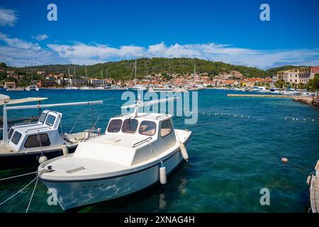 Vela Luka, Croatie - 4 juillet 2024 : vue panoramique de la ville de Vela Luka sur l'île de Korcula, Croatie Banque D'Images