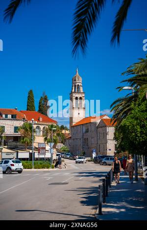 Vela Luka, Croatie - 4 juillet 2024 : rue dans la ville de Vela Luka sur l'île de Korcula, Croatie Banque D'Images