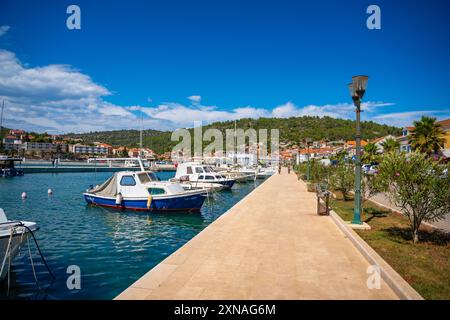 Vela Luka, Croatie - 4 juillet 2024 : remblai de la ville de Vela Luka sur l'île de Korcula, Croatie Banque D'Images