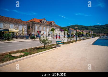 Vela Luka, Croatie - 4 juillet 2024 : remblai de la ville de Vela Luka sur l'île de Korcula, Croatie Banque D'Images