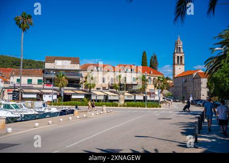 Vela Luka, Croatie - 4 juillet 2024 : rue dans la ville de Vela Luka sur l'île de Korcula, Croatie Banque D'Images