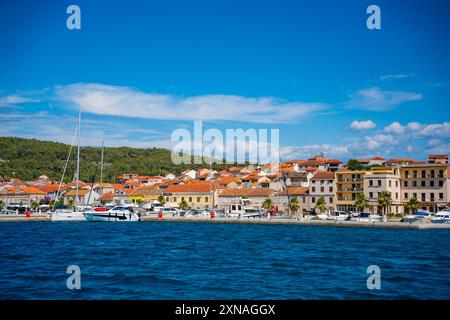 Vela Luka, Croatie - 4 juillet 2024 : vue panoramique de la ville de Vela Luka sur l'île de Korcula, Croatie Banque D'Images