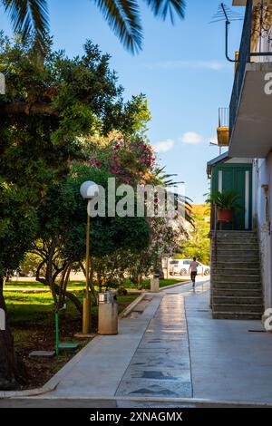 Vela Luka, Croatie - 4 juillet 2024 : rue dans la ville de Vela Luka sur l'île de Korcula, Croatie Banque D'Images