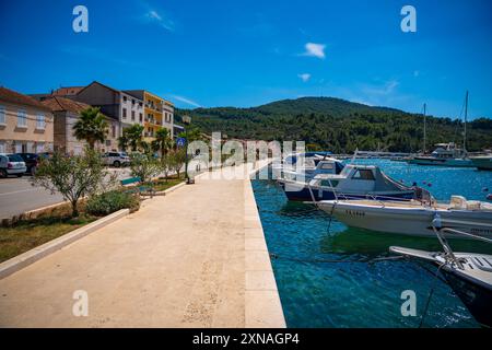 Vela Luka, Croatie - 4 juillet 2024 : remblai de la ville de Vela Luka sur l'île de Korcula, Croatie Banque D'Images