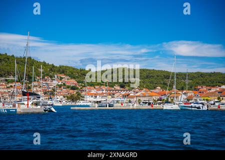 Vela Luka, Croatie - 4 juillet 2024 : vue panoramique de la ville de Vela Luka sur l'île de Korcula, Croatie Banque D'Images