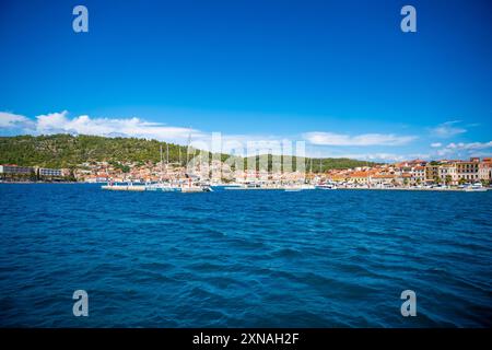 Vela Luka, Croatie - 4 juillet 2024 : vue panoramique de la ville de Vela Luka sur l'île de Korcula, Croatie Banque D'Images