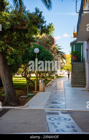 Vela Luka, Croatie - 4 juillet 2024 : rue dans la ville de Vela Luka sur l'île de Korcula, Croatie Banque D'Images