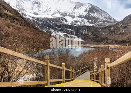 Promenade menant au lac Gongga dans la réserve naturelle pittoresque et à couper le souffle de Yading Luorong Pasture, situé dans Garze Tibetan autonome Banque D'Images