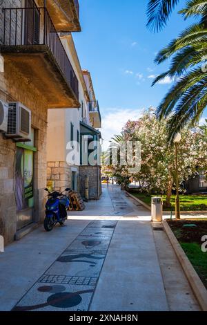 Vela Luka, Croatie - 4 juillet 2024 : rue dans la ville de Vela Luka sur l'île de Korcula, Croatie Banque D'Images