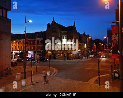 Vue surélevée sur le Philharmonic Pub avec la cathédrale métropolitaine au loin le long de Hope St Liverpool. Banque D'Images