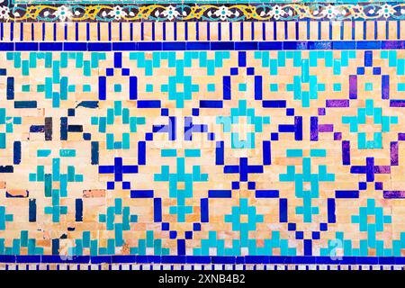 Motif traditionnel ouzbek sur carreaux de céramique. Culture et art de Samarcande, Ouzbékistan. Banque D'Images