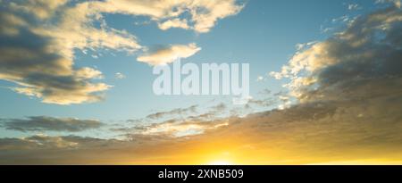 Les nuages du coucher du soleil se rassemblent. Ciel panoramique de lever ou de coucher de soleil avec des nuages. Coucher de soleil ciel sur crépuscule dans la soirée avec coucher de soleil. Nuage nature ciel Banque D'Images