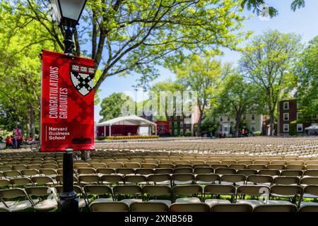 Boston, Massachusetts, États-Unis - 22 mai 2024 : une bannière rouge « Félicitation Gratulation Graduates » de la Harvard Business School avec le bouclier Harvard dessus. Banque D'Images