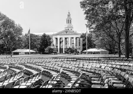 Boston, Massachusetts, États-Unis - 22 mai 2024 : vue sur le site extérieur de remise des diplômes de la Harvard Businsess School. Beaucoup de chaises pliantes blanches vides. Banque D'Images