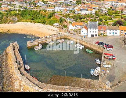 Crail Fife Écosse vue sur les vieux murs colorés en pierre du port les maisons et la plage de sable fin en été Banque D'Images