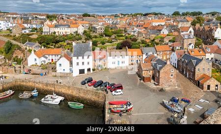 Crail Fife Écosse vue sur les vieux murs colorés en pierre du port les maisons du village et les jardins en été Banque D'Images