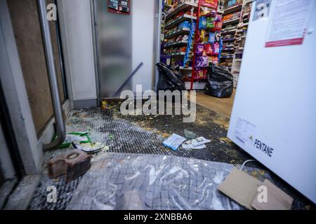 Le Windsor Mini Mart sur Windsor Road à Southport, Merseyside, qui a été pillée après que des policiers aient été grièvement blessés lorsque des briques, des pierres et des bouteilles ont été lancées et des voitures incendiées lors de violentes manifestations suite à une veillée en faveur de trois filles tuées dans une attaque au couteau dans un club de vacances sur le thème de Taylor Swift lundi. Date de la photo : mercredi 31 juillet 2024. Banque D'Images