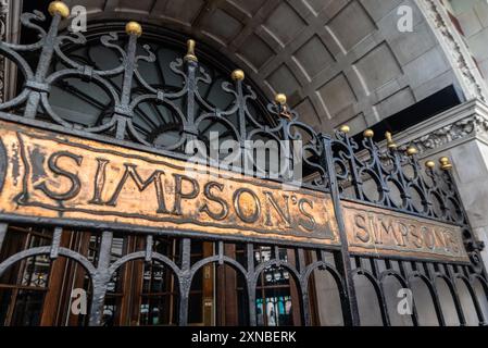 Simpson est dans le restaurant Strand, rattaché à l'hôtel Savoy. Entrée de la salle à manger principale historique. Club britannique classique. Fermé depuis COVID Banque D'Images