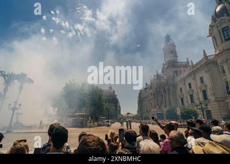 Place de l'hôtel de ville avec des feux d'artifice explosant à Mascleta pendant le festival Las Fallas à Valence en Espagne le 2 mars 2024. Photo de haute qualité Banque D'Images