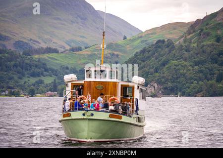 Ullswater lance Lady Wakefield la navette Aira pleine de voyageurs d'une journée. Banque D'Images