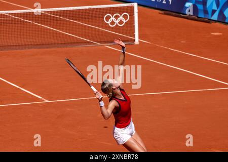 Paris, France. 30 juillet 2024. Jeux olympiques de Paris : Tennis : hommes : Anna Karolina Schmiedlova, de Slovaquie, lors de sa victoire bouleversée sur le numéro 4, Jasmine Paolini, d'Italie, à Roland Garros lors des Jeux olympiques de Paris 2024. Schmiedlova remporte le match en trois sets. Crédit : Adam Stoltman/Alamy Live News Banque D'Images