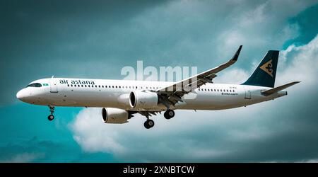 Avion de passagers Air Astana atterrissant à l'aéroport de Heathrow. Londres, Royaume-Uni, 7 juillet 2024. Banque D'Images