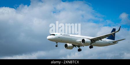 Avion de passagers Air Astana atterrissant à l'aéroport de Heathrow. Londres, Royaume-Uni, 7 juillet 2024. Banque D'Images